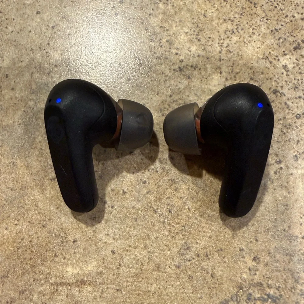 Skullcandy S2RLWL Rail True Wireless Bluetooth in-ear Headphones w/ Case Tested - Picture 3 of 8